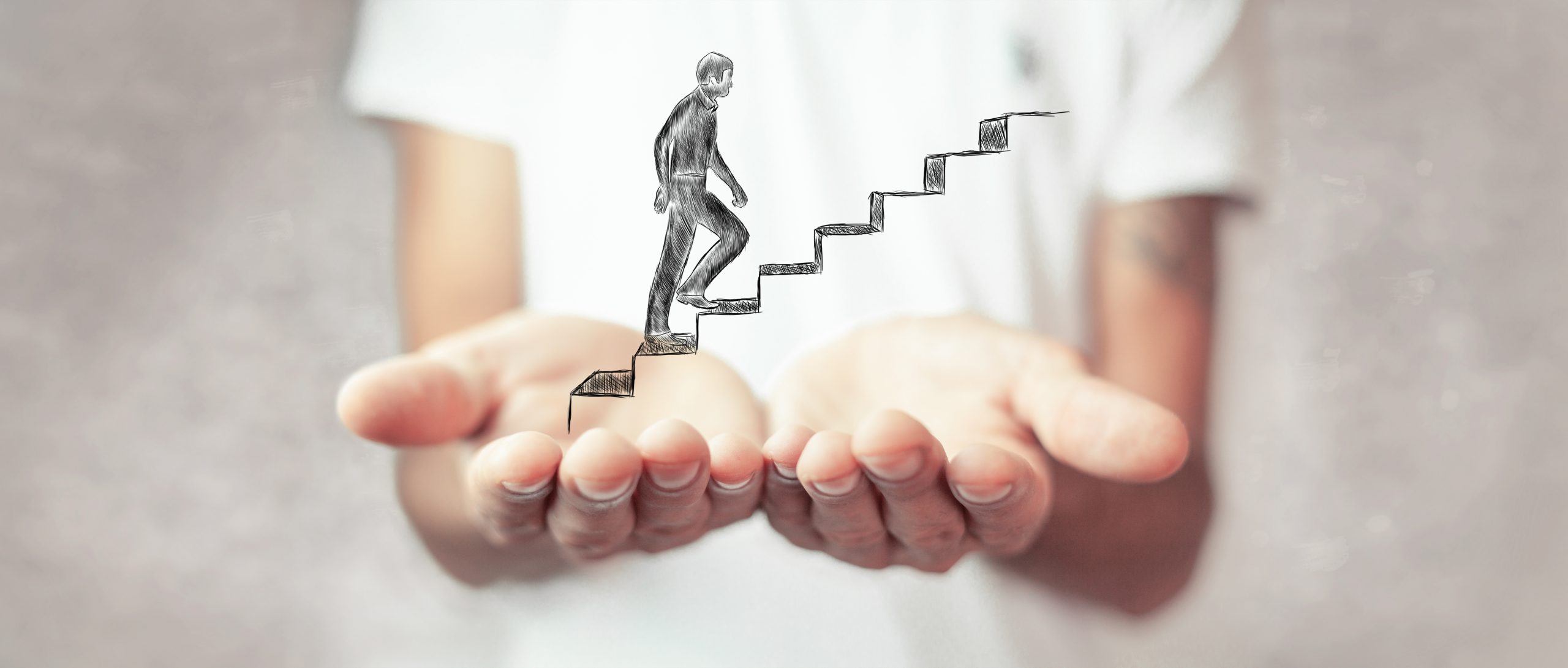 Eine gezeichnete Person, die von zwei Händen getragen, eine Treppe hochsteigt.